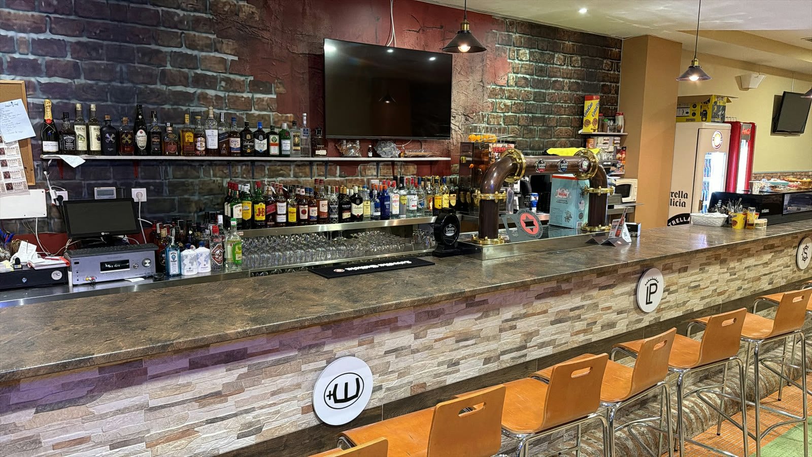 La barra, con Estrella Galicia de grifo